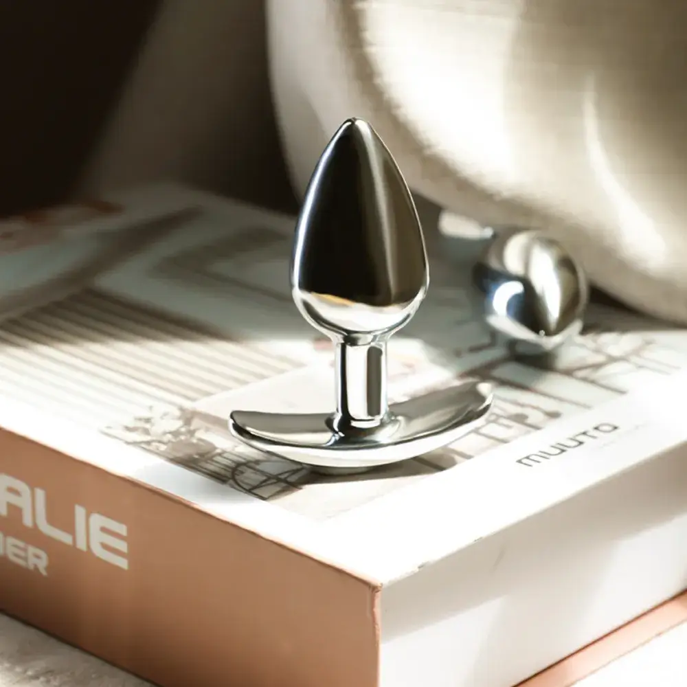 PLUG INOX NHÉT HẬU MÔN CHUÔI LƯỠI LIỀM - NHỎ GỌN & SANG TRỌNG